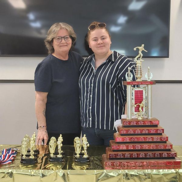 2 personnes à la remise des prix de quilles