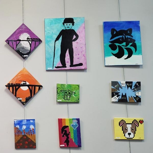 Tableaux sur un mur